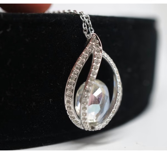 NIB Swarovski Crystal Teardrop Pendant Necklace Rhodium Plated 16" - Picture 2 of 7